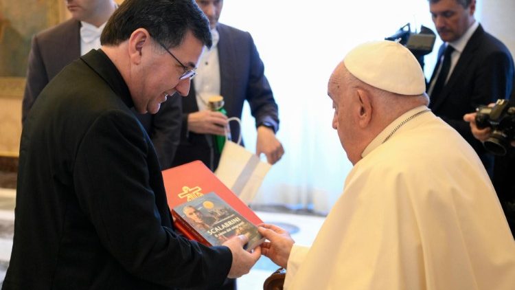 'Los migrantes nos enseñan la virtud de la esperanza', dijo el Papa a los scalabrinianos