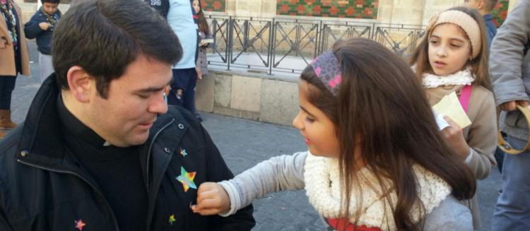Los niños españoles "siembran estrellas" para recuperar el sentido de Navidad