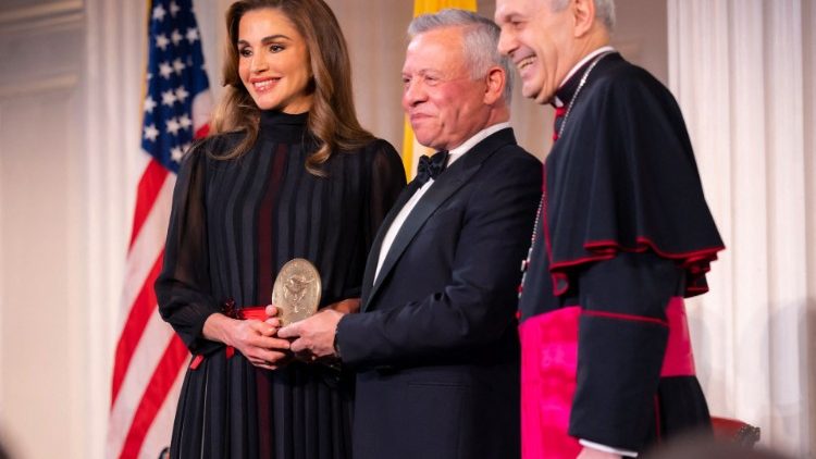 Los reyes de Jordania reciben el premio "Path to peace" del Vaticano