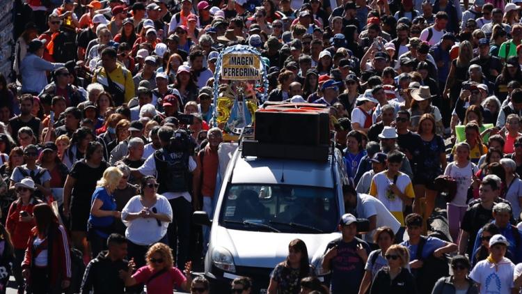 #Luján2024 Una multitud camina a Luján rezando por la paz, el diálogo y la unidad