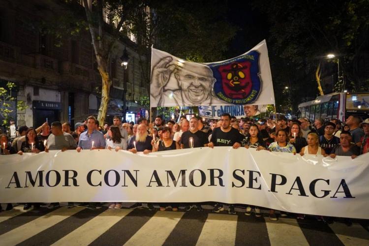 Marcha de velas a la catedral para rezar por la salud del Papa