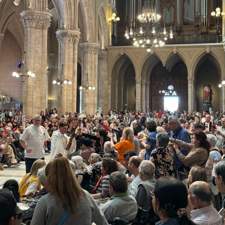 Más de 1.600 peregrinos llevaron sus intenciones a los pies de la Madre de Luján Más de 1.600 peregrinos llevaron sus intenciones a los pies de la Madre de Luján