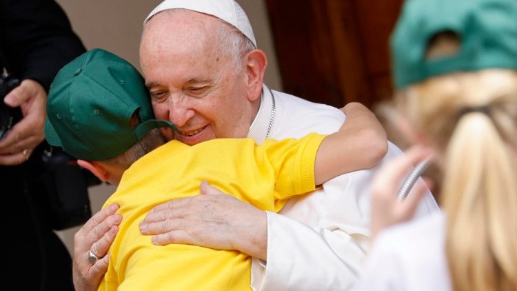 "Me gustaría ir a Ucrania pero esperaré el momento adecuado", dijo el Papa a un niño