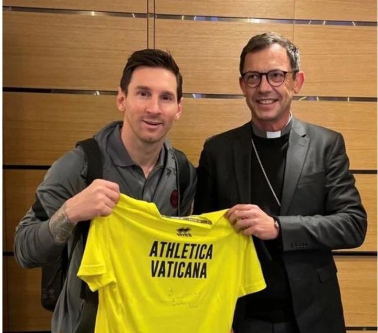 Messi recibió una camiseta de Athletica Vaticana firmada por Francisco