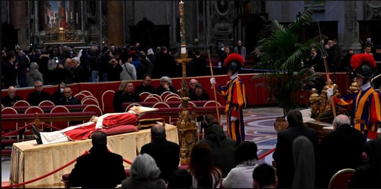 Miles de fieles despiden a Benedicto XVI en la Basílica de San Pedro