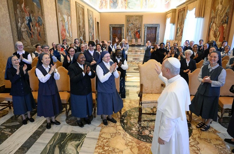 'Mirar hacia arriba y sumergirse en la realidad', pidió el Papa a las Paulinas 'Mirar hacia arriba y sumergirse en la realidad', pidió el Papa a las Paulinas
