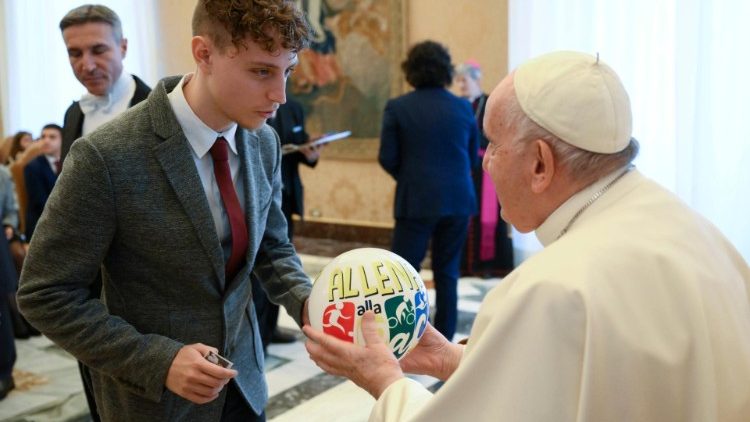 "Mirar más a los demás y no tanto al celular", pidió el Papa a los jóvenes
