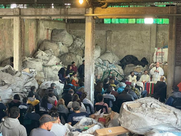 Misa con recicladores: Mons. Giobando pidió 'reciclar el lenguaje que nos divide' Misa con recicladores: Mons. Giobando pidió 'reciclar el lenguaje que nos divide'
