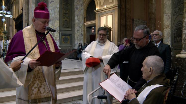 Misa por TV: entrega de los atributos cardenalicios al fraile capuchino Luis Dri