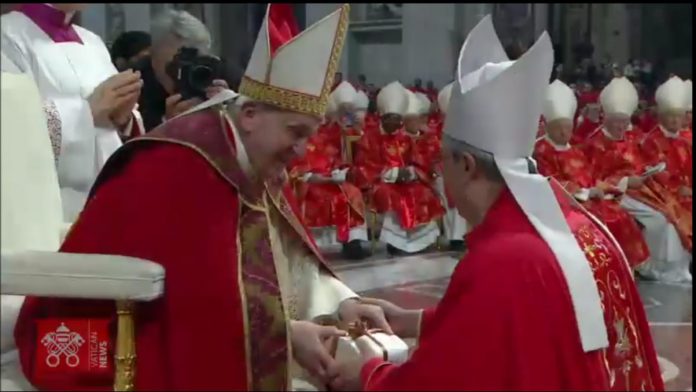 Mons. Ángel Rossi recibió el palio arzobispal que bendijo Francisco