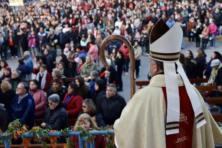 Mons. Araya: 'La Iglesia es familia por el vínculo del amor'