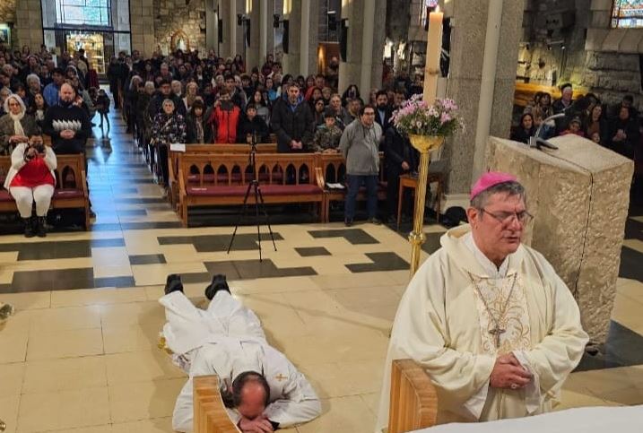 Mons. Ares ordenó un nuevo sacerdote en Bariloche