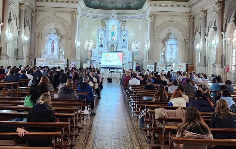 Mons. Azpiroz Costa: 'Jesús resucitado sólo espera que le digamos quédate con nosotros'