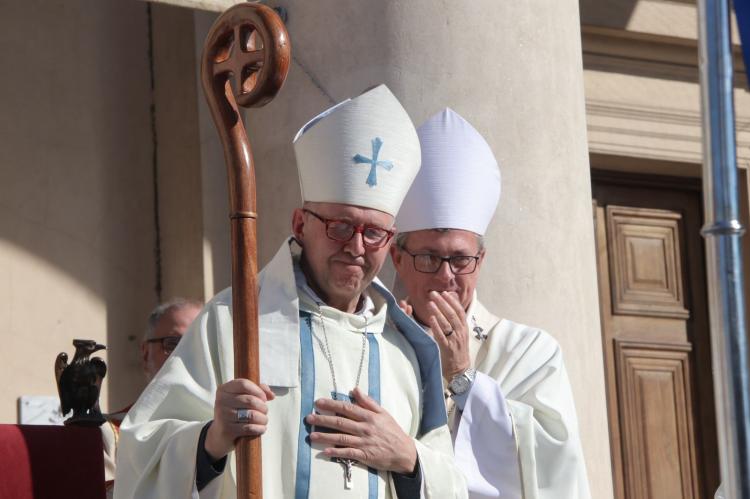 Mons. Benna asumió como obispo de Morón en una multitudinaria celebración Mons. Benna asumió como obispo de Morón en una multitudinaria celebración