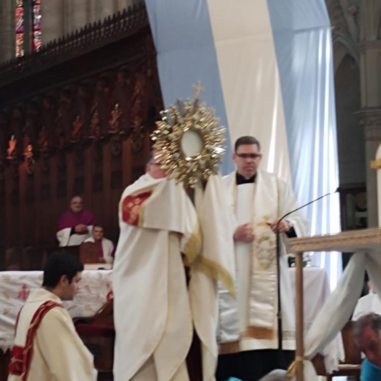 Mons. Bochatey: 'La Eucaristía nos une a Cristo y nos abre también a los demás'