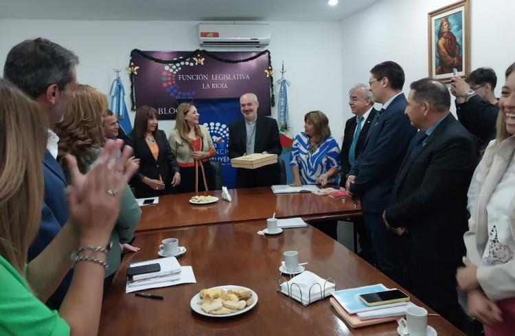 Mons. Braida, con los convencionales constituyentes de La Rioja