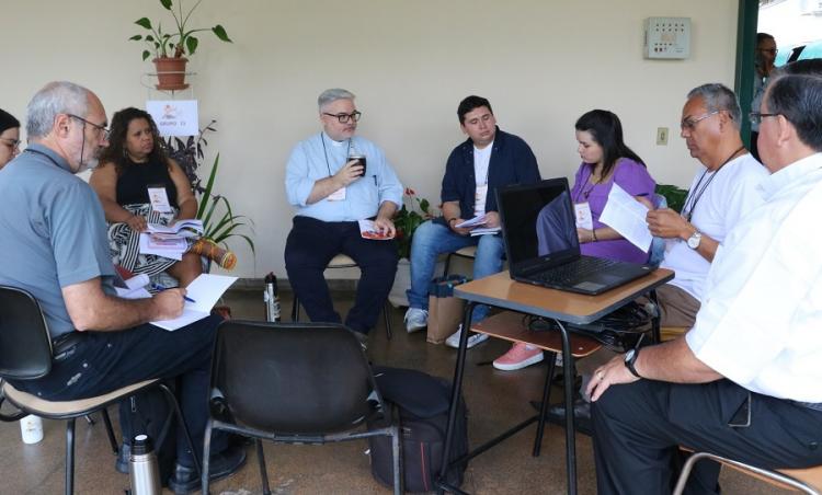 Mons. Braida da detalles de la propuesta de 'Iglesia sencilla' de la delegación chilena