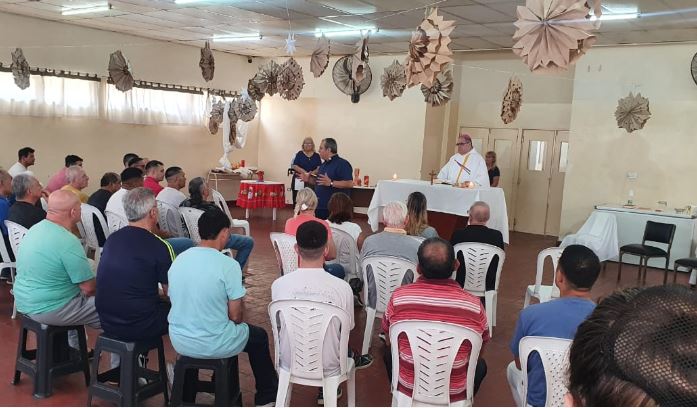 Mons. Buenanueva celebró la Navidad en una penitenciaría de San Francisco