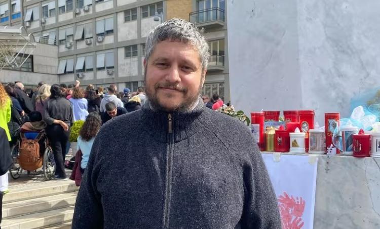 Mons. Cannavó estuvo frente al Gemelli esperando la bendición del Papa Mons. Cannavó estuvo frente al Gemelli esperando la bendición del Papa