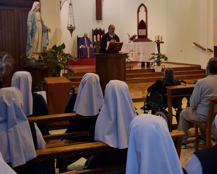 Mons. Carrara visitó y bendijo a los abuelos del Hogar Marín de La Plata Mons. Carrara visitó y bendijo a los abuelos del Hogar Marín de La Plata