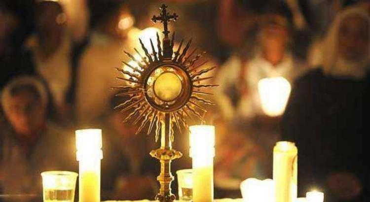 Mons. Castagna: 'La Eucaristía actualiza el misterio de la cruz'