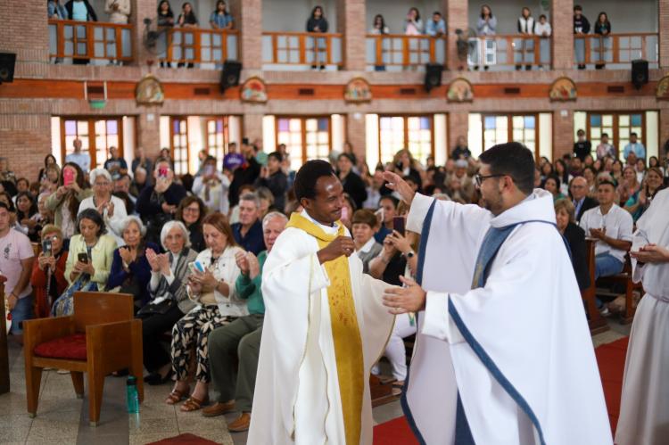 Mons. Colombo, a los nuevos sacerdotes: 'Amar a todos sin exclusión'