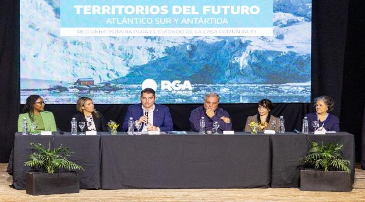 Mons. Colombo participa del Foro Internacional sobre la Antártida y el Atlántico Sur