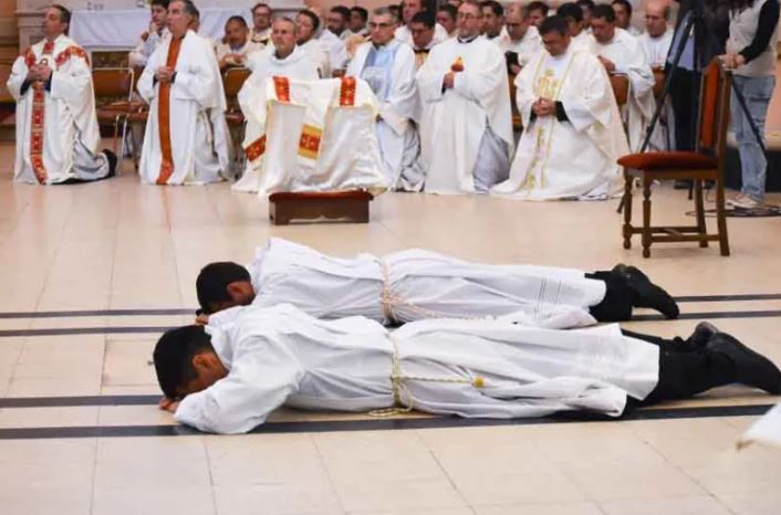 Mons. Domínguez ordenó dos nuevos diáconos en San Rafael