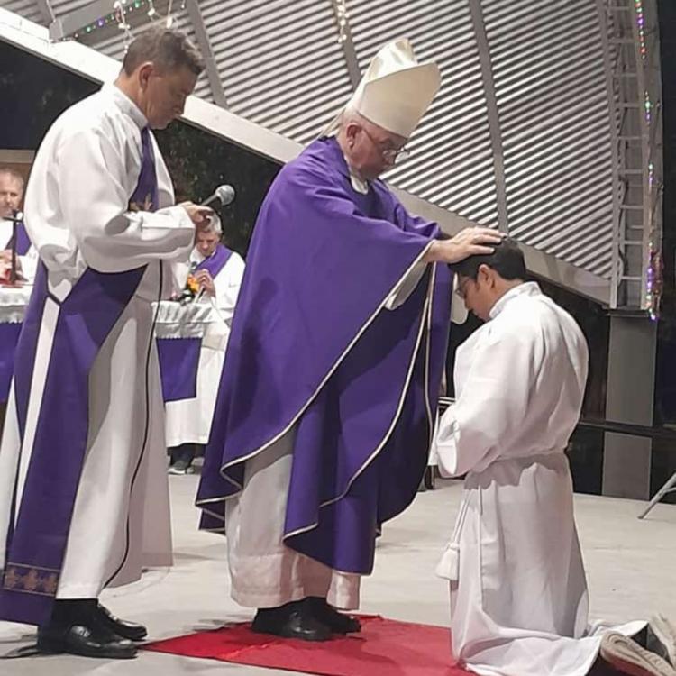 Mons. Dus ordenó un nuevo diácono permanente para su arquidiócesis