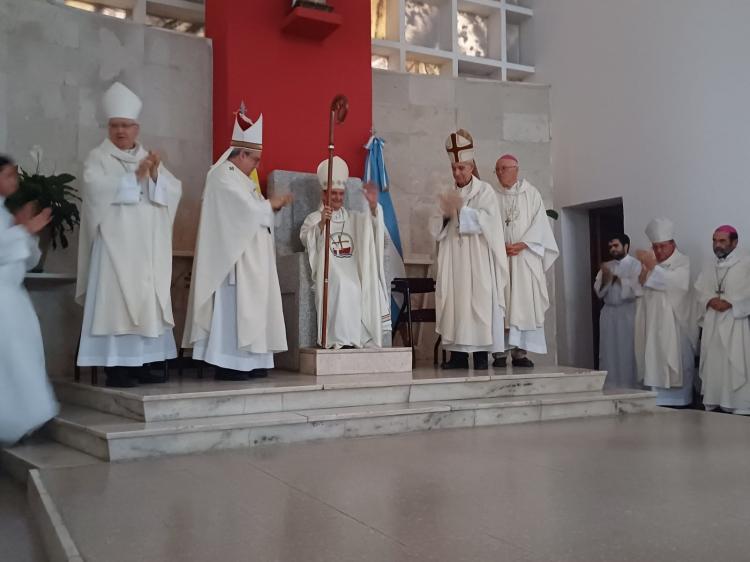 Mons. Eguía Seguí tomó posesión de la sede prelaticia de Deán Funes