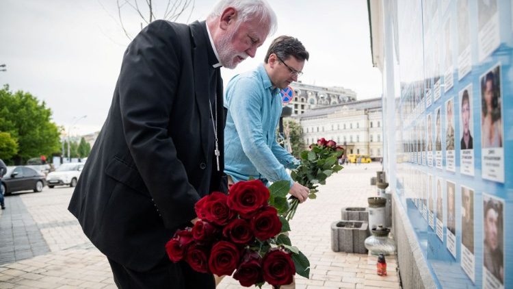 Mons. Gallagher: "En Ucrania, la Iglesia mantiene viva la esperanza de paz"