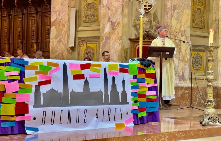 Mons. García Cuerva, a estudiantes: 'No dejen que se apague la llama de la alegría y la esperanza'