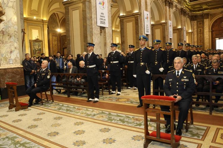 Mons. García Cuerva celebró la misa por el 204° aniversario de la Policía Federal Mons. García Cuerva celebró la misa por el 204° aniversario de la Policía Federal