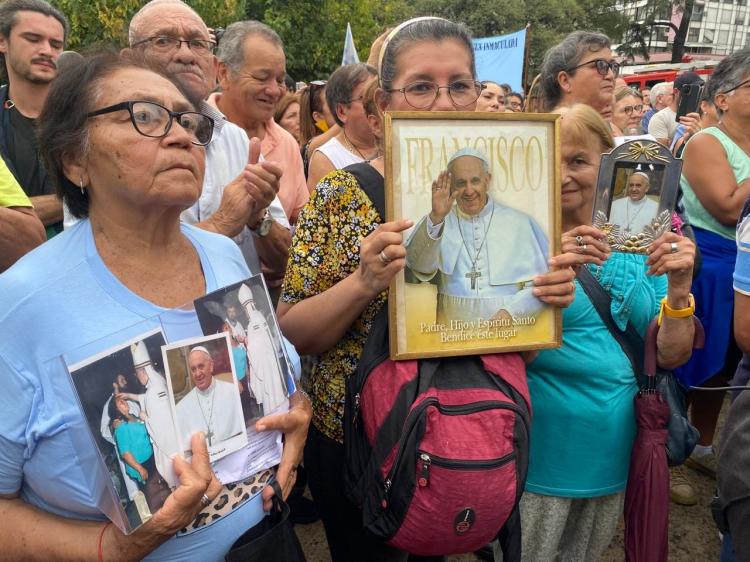 Mons. García Cuerva en la misa por el Papa: 'Su fragilidad quiere ser nuestra fortaleza'