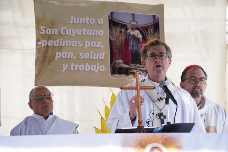 Mons. García Cuerva en San Cayetano: 'Más pedigüeños que nunca de paz, pan, trabajo y salud'