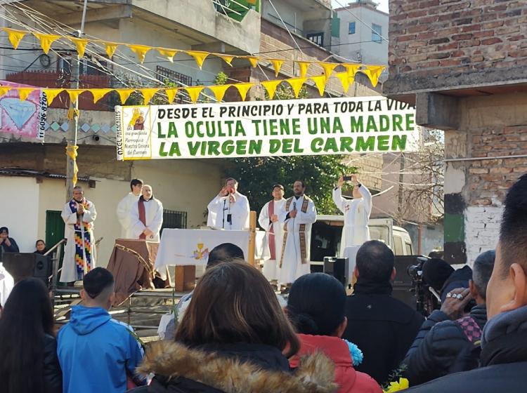 Mons. García Cuerva: 'La Virgen del Carmen mira a sus hijos con los ojos del amor'