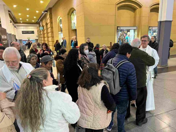 Mons. García Cuerva se unió a la misión en la estación Once de trenes