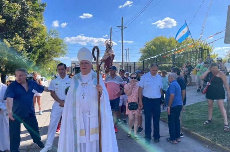 Mons. Giobando, en la procesión náutica con la imagen de San Salvador