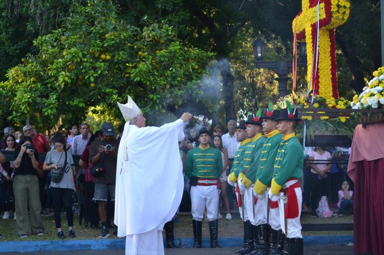 Mons. Larregain: 'La Cruz nos recuerda quiénes somos y hacia dónde vamos' Mons. Larregain: 'La Cruz nos recuerda quiénes somos y hacia dónde vamos'