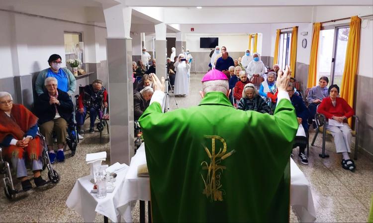 Mons. Laxague animó a los ancianos a rezar por las personas que conocieron