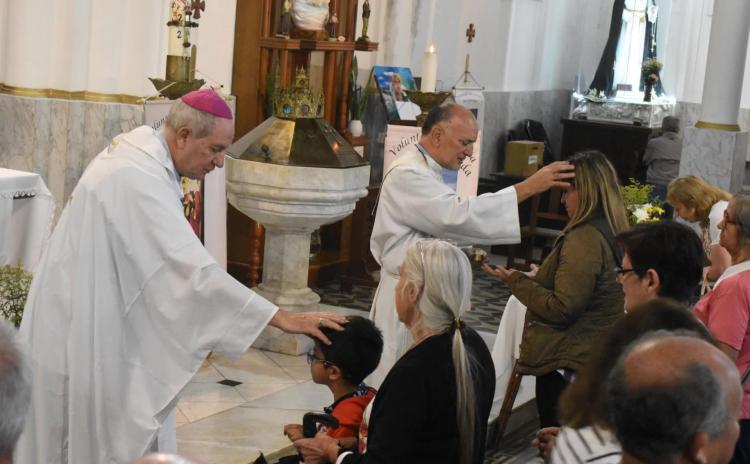 Mons. Lugones bendijo a los enfermos de un hospital de Monte Grande