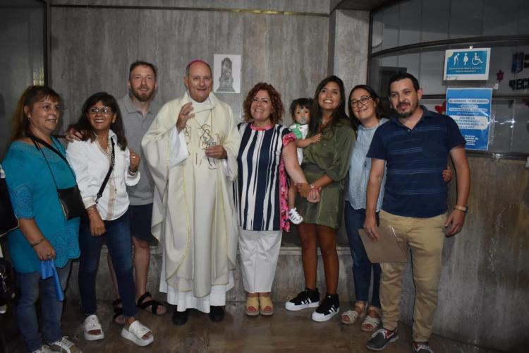 Mons. Lugones bendijo una mayólica con la imagen de la Virgen de la Paz