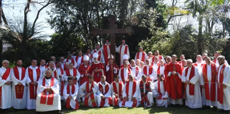 Mons. Lugones: 'La cruz es la verdadera vida de la gracia de Dios'