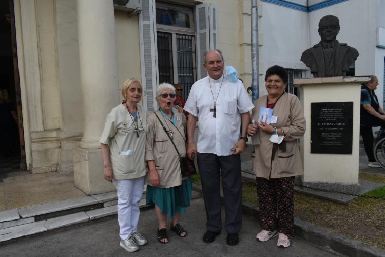 Mons. Lugones misionó junto a sus sacerdotes en el hospital Gandulfo