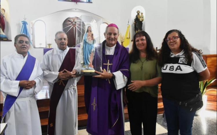 Mons. Lugones presidió la entrega de la imagen de María Reina de las Misiones