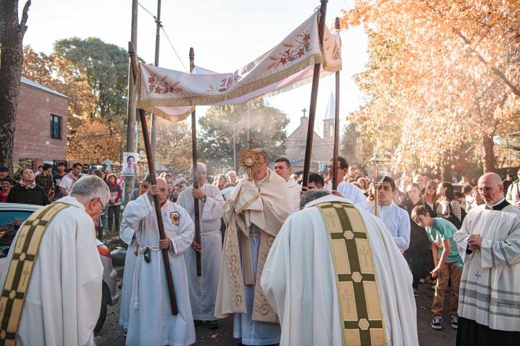 Mons. Martín: 'Dejemos que la Eucaristía actúe en nuestra vida'