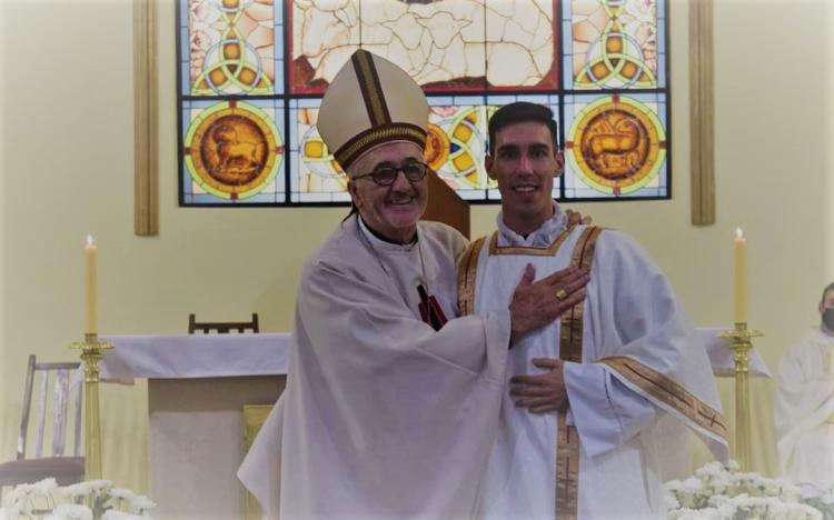 Mons. Martínez le recuerda al nuevo diácono que su carisma es el servicio