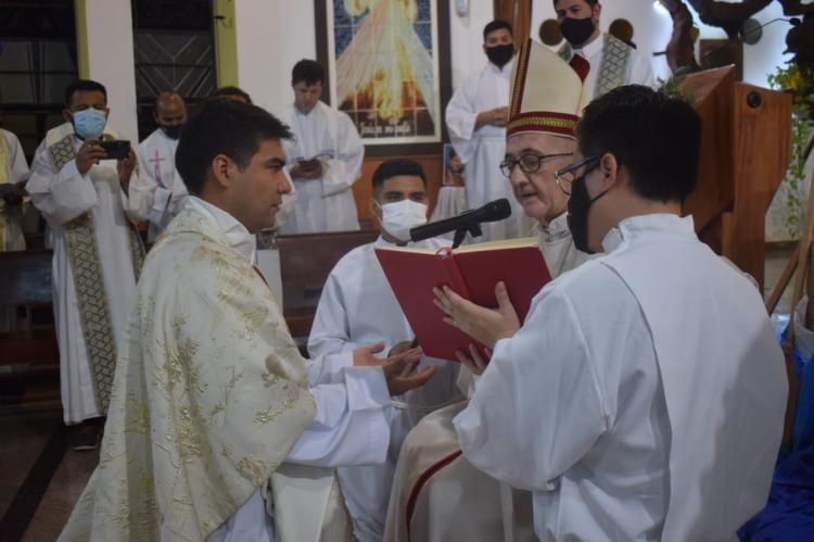 Mons. Martínez ordenó un sacerdote de la congregación del Verbo Divino