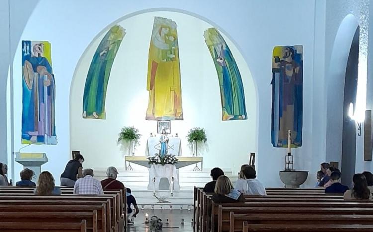 Mons. Mestre dedicó el templo y consagró el altar de la parroquia de Pinamar