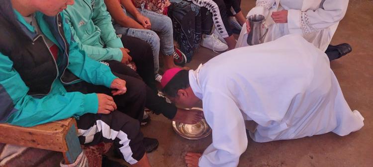 Mons. Mestre les lavó los pies a internos de la Unidad 45 de Melchor Romero